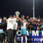 Milton Ray Guevara, presidente de la LDF, dejó en las manos de Rossell el trofeo, él lo alzó frente a una fanaticada celeste eufórica y el sueño de ganar una LDF con su club, su pueblo se cumplió.