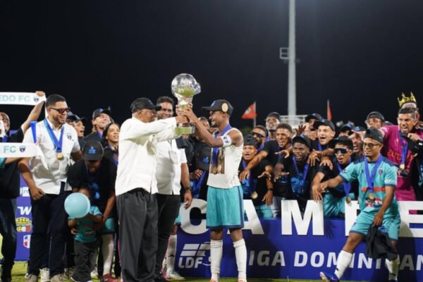 Milton Ray Guevara, presidente de la LDF, dejó en las manos de Rossell el trofeo, él lo alzó frente a una fanaticada celeste eufórica y el sueño de ganar una LDF con su club, su pueblo se cumplió.