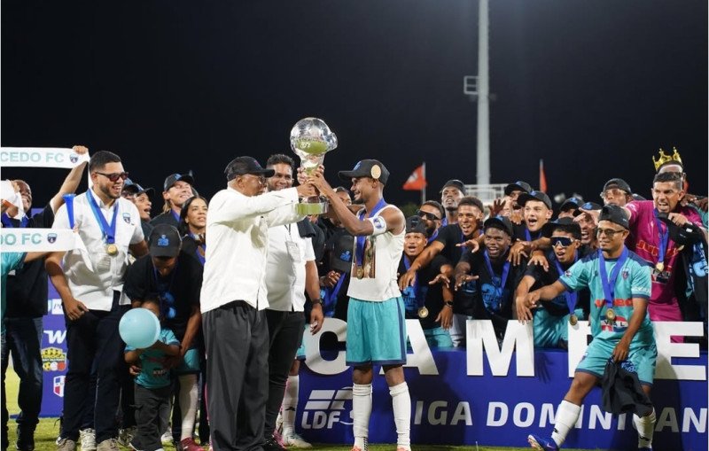 Milton Ray Guevara, presidente de la LDF, dejó en las manos de Rossell el trofeo, él lo alzó frente a una fanaticada celeste eufórica y el sueño de ganar una LDF con su club, su pueblo se cumplió.