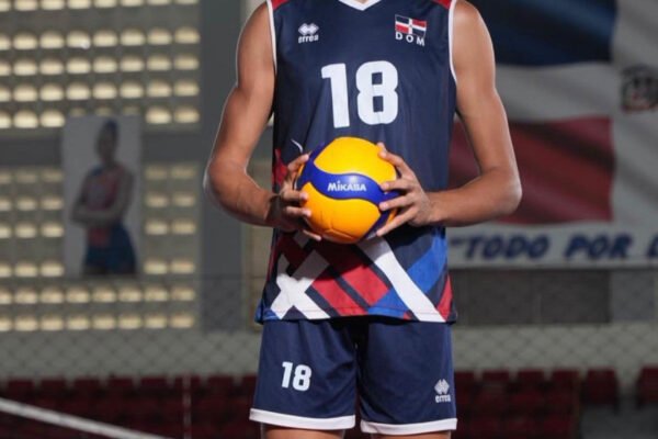 Se llama Moisés Ortiz, mide 7 pies 2 pulgadas y piensa integrarse a la selección del país de cara a los Juegos Centroamericanos y del Caribe.