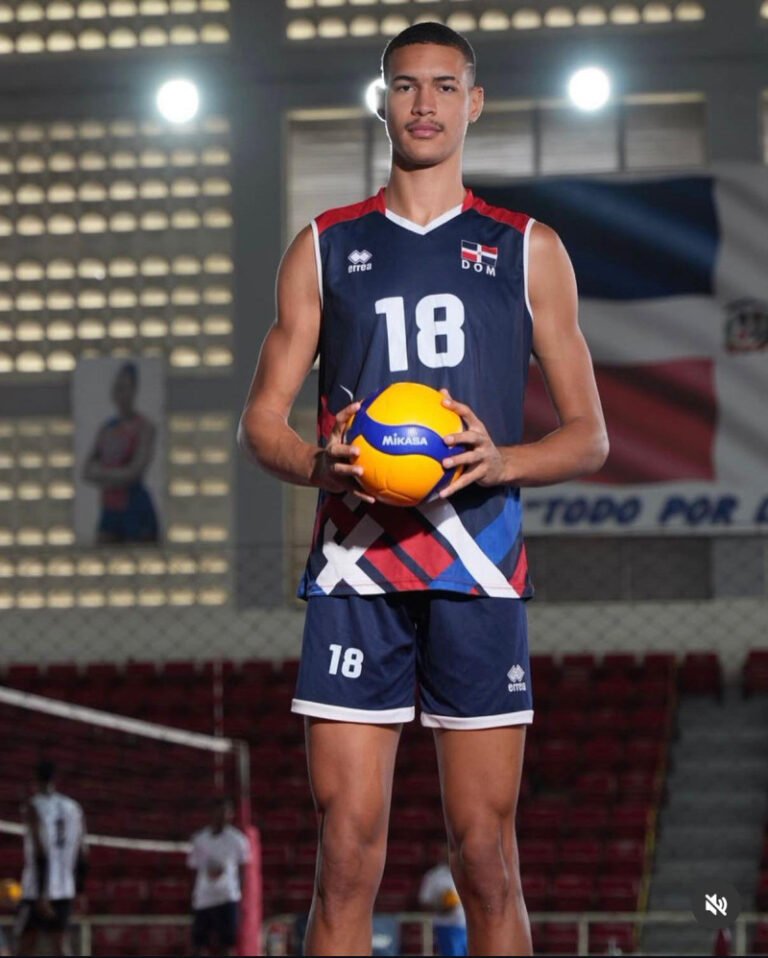 Se llama Moisés Ortiz, mide 7 pies 2 pulgadas y piensa integrarse a la selección del país de cara a los Juegos Centroamericanos y del Caribe.
