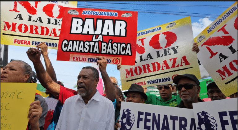 Transportistas, iglesias y sectores populares realizan piquete en Santo Domingo Norte para exigir respuestas a demandas sociales