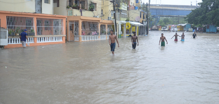 INUNDACIONES EN LOS GUARICANOS: CAÑADA DESBORDADA VUELVE A AFECTAR VIVIENDAS EN SANTO DOMINGO NORTE.