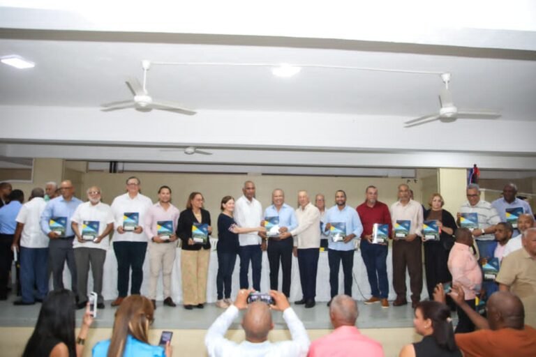 Consejo Estratégico entrega Plan de Desarrollo de Peravia 2025-2055 en Baní; contempla rehabilitación del alcantarillado y ampliación del acueducto de Cañafistol