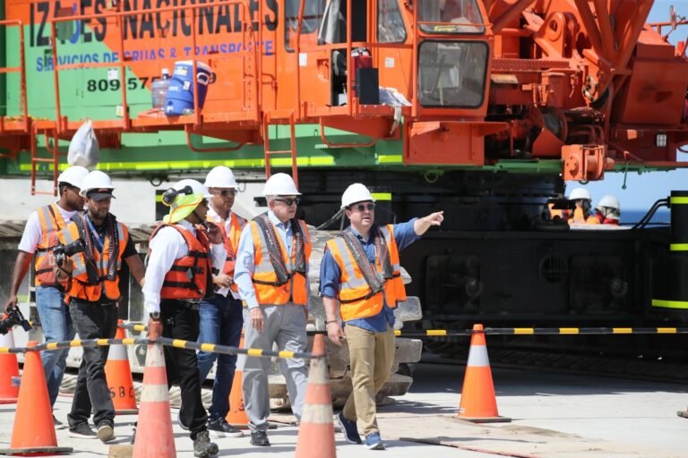 Obras Públicas, Portuaria y el BID supervisan avances de la nueva terminal del Puerto de Manzanillo.