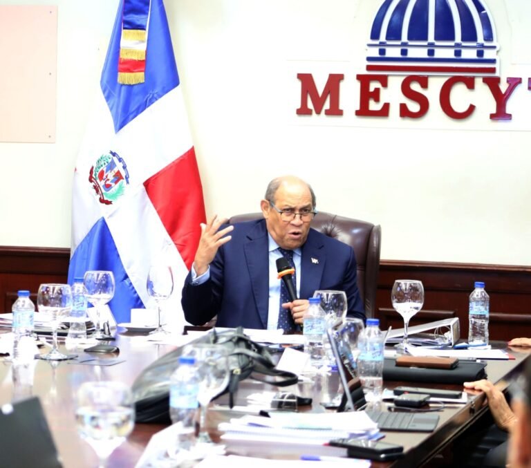 CONESCyT aprueba autonomía de instituciones de educación superior y nuevas disposiciones para fortalecer sistema universitario.
